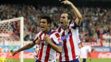 CELEBRACIÓN. Raúl Jiménez celebra su único tanto en el Atlético, contra el Sevilla, mientras Godín le señala y le abraza.