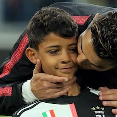 Cristiano Jr enseña a su hermano Mateo a disparar como su padre