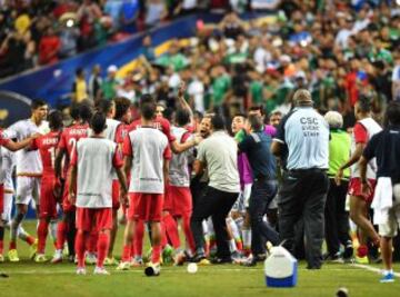 Scuffles break between members of Panama's and Mexico's national teams after the referee awarded Mexico a controversial penalty during g a CONCACAF Gold Cup semifinal football match in Atlanta on July 22, 2015. AFP PHOTO/NICHOLAS KAMM