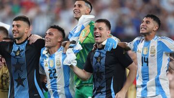 EAST RUTHERFORD, NEW JERSEY - JULY 09: (L-R) Geronimo Rulli, Lautaro Martinez, Emiliano Martinez, Giovani Lo Celso and Exequiel Palacios of Argentina celebrate after winning the CONMEBOL Copa America 2024 semifinal match between Canada and Argentina at MetLife Stadium on July 09, 2024 in East Rutherford, New Jersey. Elsa/Getty Images/AFP (Photo by ELSA / GETTY IMAGES NORTH AMERICA / Getty Images via AFP)