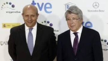 El presidente del Atlético Enrique Cerezo con el ministro de Educación, Cultura y Deporte, José Ignacio Wert.