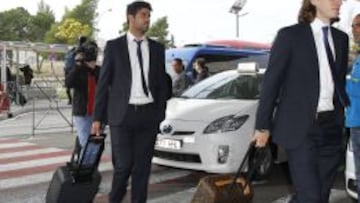 Diego Costa y Filipe Luis, llegando a Barajas esta mañana.