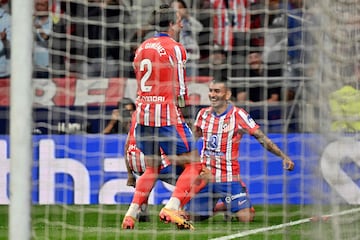 1-1. Ángel Correa celebra el tanto de la igualada que anota en el minuto 93 de partido.