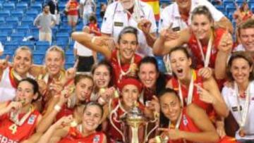 <b>CAMPEONAS. </b>La Sub-20 femenina celebró en la pista su oro europeo. Casas (arriba) se emocionó tras su segundo título y junto a Ortiz (derecha) entró en el quinteto ideal.