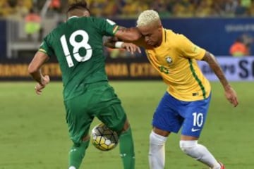 Neymar acabó con una brecha ante Bolivia. El jugador brasileño recibió un codazo de Duk que le dejó con la cara ensangrentada.