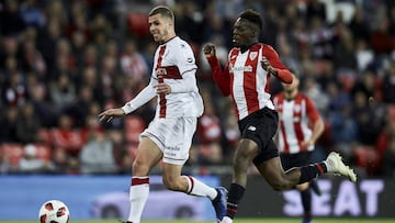Williams disputando un balón ante el Huesca.