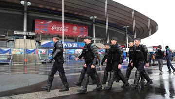 Policía en el Stade de France antes del Francia-Rusia del 29 de marzo.