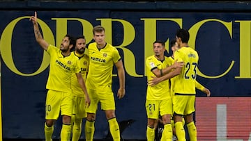 VILLARREAL (CASTELLÓN), 27/09/2023.- El centrocampista del Villarreal Dani Parejo (i) celebra junto a sus compañeros tras marcar ante el Girona, durante el partido de la séptima jornada de LaLiga entre el Villarreal CF y el Girona FC que disputan este miércoles en el estadio de La Cerámica. EFE/Andreu Esteban
