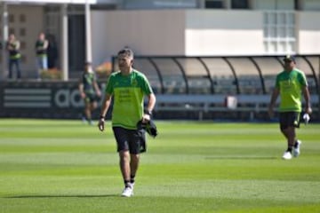 Juan Carlos Osorio observa la práctica del la Selección Mexicana