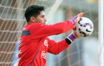 Johnny Herrera contiene una pelota durante la práctica.