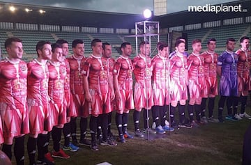 Fue presentada como ¡°la camiseta m¨¢s impactante de la historia del f¨²tbol¡±. No es para menos. El CD Palencia utiliz¨® esta vestimenta cuando disputaron el Play-Off de ascenso a Segunda Divisi¨®n B. Una el¨¢stica original y ¨²nica que quedar¨¢ para la historia, ya que representan los m¨²sculos del cuerpo humano. Adem¨¢s, el equipo fue animado con el hashtag #NosDejamoslaPiel y enseguida se hizo viral en las redes sociales. Para los porteros, la camiseta tambi¨¦n fue ¡®musculada¡¯ pero en color morado.