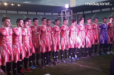 Fue presentada como “la camiseta más impactante de la historia del fútbol”. No es para menos. El CD Palencia utilizó esta vestimenta cuando disputaron el Play-Off de ascenso a Segunda División B. Una elástica original y única que quedará para la historia, ya que representan los músculos del cuerpo humano. Además, el equipo fue animado con el hashtag #NosDejamoslaPiel y enseguida se hizo viral en las redes sociales. Para los porteros, la camiseta también fue ‘musculada’ pero en color morado.