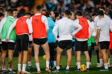 El entrenador del Valencia, Rubén Baraja, da instrucciones a sus jugadores durante el entrenamiento de puertas abiertas celebrado el miércoles en Mestalla.