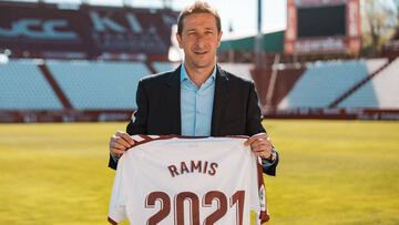 Luis Miguel Ramis, que ha renovado como entrenador del Albacete Balompi&eacute; hasta 2021, sobre el c&eacute;sped del Carlos Belmonte.