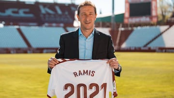 Luis Miguel Ramis, que ha renovado como entrenador del Albacete Balompi&eacute; hasta 2021, sobre el c&eacute;sped del Carlos Belmonte.