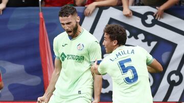 PAMPLONA, 18/09/2022.- El defensa portugués de Osasuna Domingos de Sousa (i), celebra el segundo gol contra Osasuna, durante el partido de la sexta jornada de Liga Santander disputado este domingo en el estadio de El Sadar. EFE/Jesús Diges