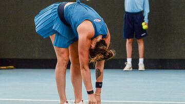 La tenista bielorrusa Aryna Sabalenka se lamenta durante su partido ante Kaja Juvan en el WTA 500 de Adelaida.