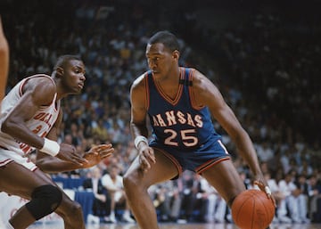 Uno de los mejores jugadores universitarios de la historia, pasó por Kansas antes de ser seleccionado en el primer puesto del draft de 1988 por los Clippers. Pero nunca pudo triunfar: se lesionó el ligamento cruzado anterior de su rodilla y solo pudo disputar 26 partidos en su primera temporada. Ala-pívot talentoso, perdió su capacidad vertical y sus números en los rebotes siempre se resintieron. Tuvo buenas temporadas en la anotación de 1992 a 1994, pero solo disputó los 82 partidos del curso dos veces en su carrera. Un talento anotador al que torturaron las lesiones.