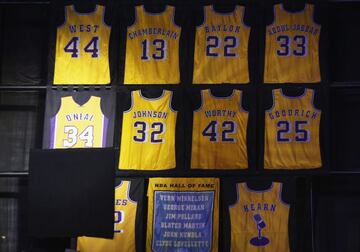 La camiseta de Shaquille O'Neal' ya se encuentra en el techo del Staples Center junto a las de las leyendas del conjunto angelino.