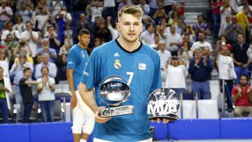 Luka Doncic ofrece al p&uacute;blico del WiZink Center los trofeos que le acreditan como MVP de la Liga Endesa y de la Final Four.