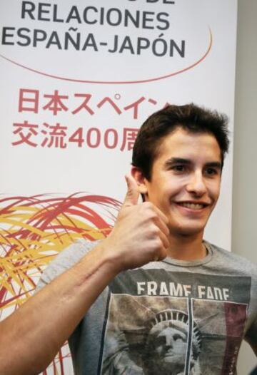 El piloto español de MotoGP Marc Márquez saluda tras ser nombrado embajador de buena voluntad.