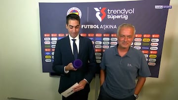 Mourinho delivers hilarious stunt before interview with reporter