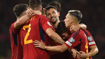 Jugadores de la Selecci¨®n espa?ola celebran el segundo gol a Escocia.