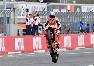 Marc Márquez cruzando la línea de meta en Motegi. 