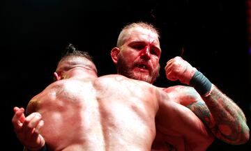 El BKB (Bare-knuckle boxing) es el deporte del boxeo sin el uso de guantes de boxeo u otro acolchado en las manos de los participantes.