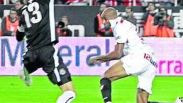 <b>EL MOMENTO DECISIVO. </b>Kanouté remata de cabeza ante Diego López en la jugada del 3-2 del Sevilla.