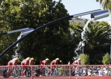 Los ciclistas del equipo Cofidis, durante la primera etapa de la Vuelta Ciclista a España 2014, que en su 69 edición ha comenzado con una contrareloj por equipos de 12 kilómetros en la ciudad gaditana de Jerez de la Frontera. 