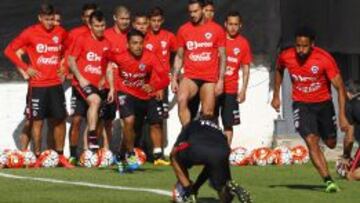 Los jugadores de la selección de Chile juegan el balón durante el entrenamiento en Juan Pinto Duran.