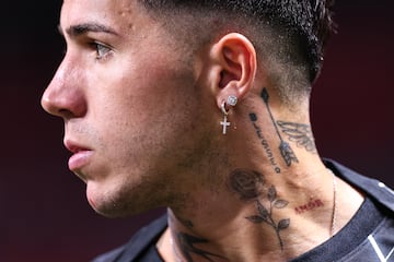 en el cuello de Enzo Fern¨¢ndez, del Chelsea, durante el partido del grupo D de la Copa Mundial de Clubes de la FIFA 2025 entre el Chelsea FC y Los Angeles Football Club.