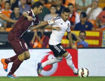 El delantero argentino del Valencia Piatti trata de escapar de Íñigo López, del Córdoba, durante el partido de la quinta jornada de Liga en Primera División que disputan esta noche en el estadio de Mestalla, en Valencia.