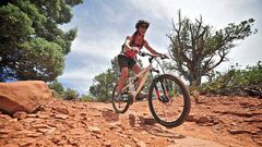 &iexcl;Impresionante&iexcl;, ciclistas muestran su traves&iacute;a a orilla de la monta&ntilde;a