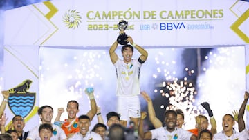 Benjamin Galindo lift the champion trophy with Players of Cancun Champions during the final second leg match between Cancun FC and Atlante as part Champions of Champions of the 2023-2024 Season Liga BBVA Expansion MX at Ciudad de los Deportes Stadium on May 18, 2024 in Mexico City, Mexico.