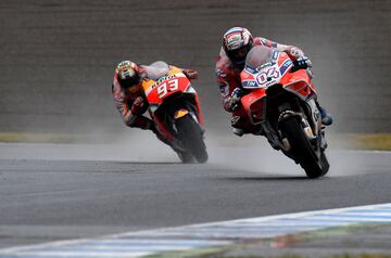 Bajo una intensa lluvia en Japón fue obra de los dos rivales por el título: Márquez y Dovizioso. Aquella se la llevó el italiano. 