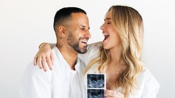 Italo Ferreira y su mujer, Sofia Larocca, con una ecografía de su hijo