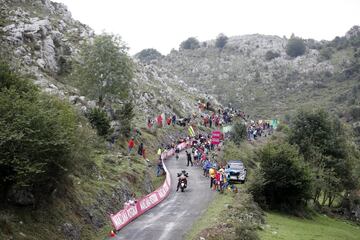 Otro puerto corto y explosivo situado en la región de Cantabria. Su extensión de 9 kilómetros con una pendiente media del 7,8% hacen de él un puerto muy duro por el gran esfuerzo que hay que hacer en tan pocos kilómetros. También llamado “Collau Espina”, en la cima de esta montaña hay una escultura en homenaje a la vaca pasiega, un ejemplar predominante de estas zonas. 