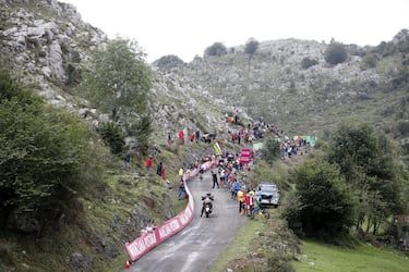 Otro puerto corto y explosivo situado en la región de Cantabria. Su extensión de 9 kilómetros con una pendiente media del 7,8% hacen de él un puerto muy duro por el gran esfuerzo que hay que hacer en tan pocos kilómetros. También llamado “Collau Espina”, en la cima de esta montaña hay una escultura en homenaje a la vaca pasiega, un ejemplar predominante de estas zonas. 