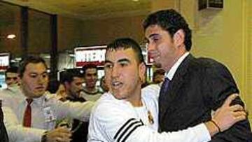 EL LÍDER, CON FERNANDO HIERRO, TIENE MUCHO TIRÓN EN MÁLAGA. La pasión que provoca el Real Madrid en Málaga queda reflejada en esta imagen. Los aficionados se volcaron en las muestras de cariño hacia Fernando Hierro y el jugador pasó un mal momento al llegar al hotel.
