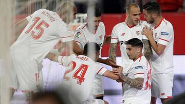 GRAF8956. SEVILLA, 04/05/2018.- El centrocampista argentino del Sevilla Éver Banega (2d abajo) celebra con sus compañeros su gol, el primero del equipo ante la Real Sociedad, durante el encuentro correspondiente a la jornada 36 de Primera Di