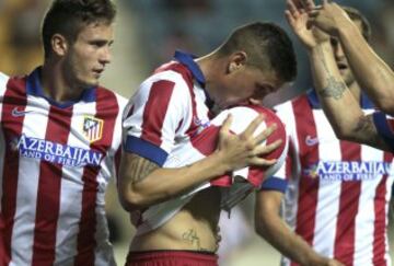 El defensa uruguayo del Atlético de Madrid, José María Giménez (c), celebra su gol junto a sus compañeros, segundo del equipo frente a la Sampdoria, durante la final del LX Trofeo Carranza 