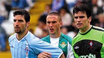 <b>BIEN VIGILADO.</b> Dani, el personaje del partido, es defendido por Velasco y Cavallero en un lance del partido de ayer en Balaídos.