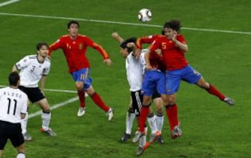 Puyol marca el 0-1 en la semifinal del Mundial de 2010 contra Alemania.