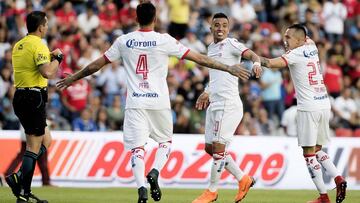 González celebra con Toluca tras vencer a Querétaro y Puch