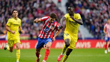 Soccer Football - LaLiga - Atletico Madrid v Villarreal - Metropolitano, Madrid, Spain - January 25, 2025 Atletico Madrid's Julian Alvarez in action with Villarreal's Pape Gueye REUTERS/Ana Beltran