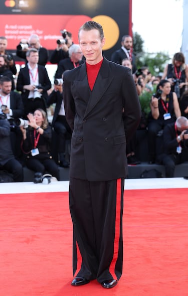 Felix Kammerer asiste a la alfombra roja de "Frankenstein" durante el 82.º Festival Internacional de Cine de Venecia.