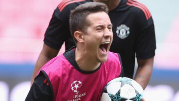 Ander Herrera se ejercita antes de jugar ante el Benfica