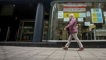 Una persona pasa por delante de una Oficina de Empleo ubicada en la capital.